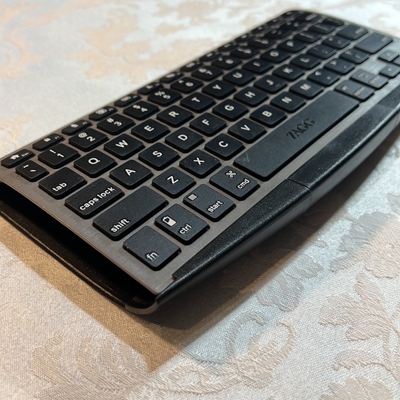 ZAGG | Bluetooth Wireless Windows and MacOS compatible Keyboard - Picture 5 of 5